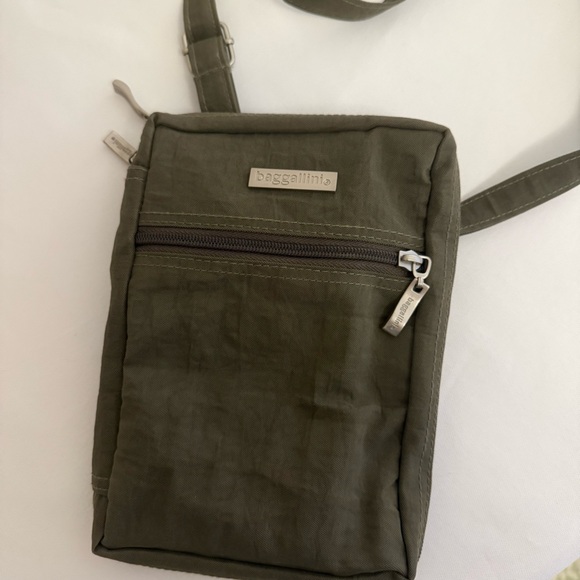 Baggallini European trip Green Messenger Bag with Adjustable Strap - Picture 3 of 4